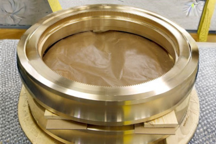 Gear shaping machine cutting internal and external gear profiles